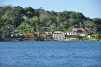 Pequena cidade na orla do lago Petén, em frente à ilha de Flores, na Guatemala